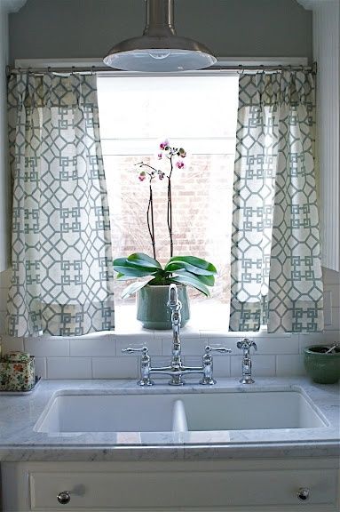 6e14b4167dbb9768d34d989113a00244 Kitchen Curtains Above Sink, Cheap Curtain Rods, Window Over Sink, Kitchen Sink Window, Kitchen Window Design, Above Sink, Kitchen Window Curtains, Cheap Curtains, Kitchen Window Treatments