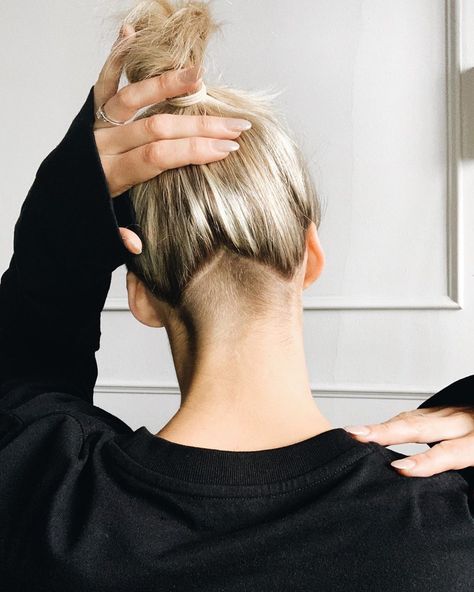 Blonde Hair Undercut, Short Hair With Undercut, Female Undercut Long Hair, Hair With Undercut, Undercut Ponytail, Undercut Hairstyles Women, Undercut Long Hair, Shaved Side Hairstyles, Nape Undercut