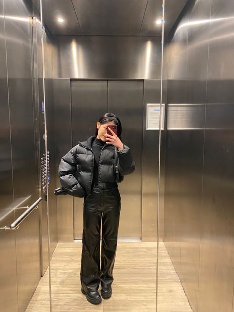 Black Leather Puffer Jacket Outfit, Puffer Jacket Outfit Oversized, Leather Puffer Jacket Outfit, Women Puffer Jacket, Best Puffer Jacket, Puffer Jacket Outfit, Leather Puffer Jacket, Outfit Oversize, Leather Pants Outfit