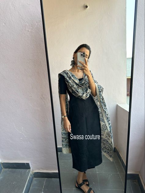 Kalamkari Dupatta, Simple Indian Suits, Dress Designs For Stitching, Stylish Kurtis Design, Black Kurta, Trendy Outfits Indian, Churidar Designs, Simple Kurta Designs, Simple Kurti Designs