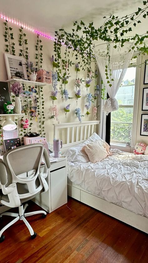 Cute College Bedroom Ideas, Girly Bedroom Decor Ideas, Garden Dorm Room, Vintage Pastel Bedroom, Flower Bedroom Aesthetic, Flower Dorm Room, Floral Room Aesthetic, Vines In Bedroom, Aesthetic Vines