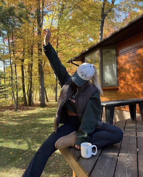 Camping Photos Aesthetic, Cabin Pics Insta, Camping Outfits Autumn, Summer Camping Photoshoot, Cabin Aesthetic Pictures, Lake Cabin Outfits, Camping Pictures Aesthetic, Gatlinburg Instagram Pics, Camping Clothes Aesthetic