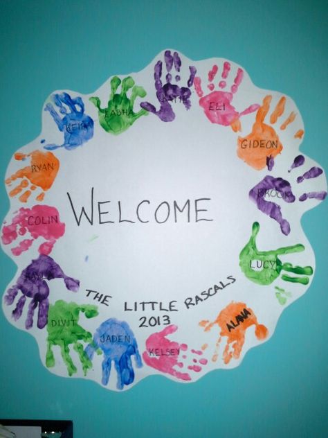 Preschool handprint welcome wreath Welcome Art For Preschool, Class Handprint Art, Montessori Welcome Board Ideas, K4 Crafts, Cheetah Crafts, Handprint Art Ideas, Handprint Wreath, Class Artwork, Dream Balcony