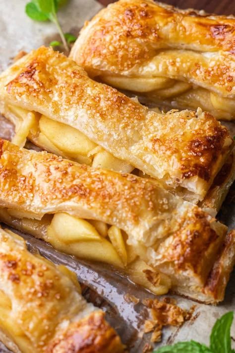 Apple Recipes With Puff Pastry, Puff Pastry Recipes Dessert, Pastries Recipes Dessert, Apple Puff Pastry, Puff Pastries, Puff Pastry Desserts, Hand Pie, Puff Pastry Dough, Apple Dessert Recipes