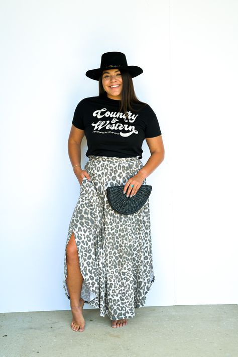 Maxi Skirt With Graphic Tee Outfit Plus Size, Plus Size Maxi Skirt Outfit Summer, Black Maxi Dress Western Outfit, Nashville Outfits Skirt, Skirt Tshirt Outfit Plus Size, Women’s Brunch Outfit, Plus Size High Waisted Skirt, Plus Size Skirt Outfits Casual, Band Shirt With Skirt Outfit