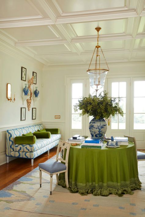 A Beautiful Greenwich Estate by Sarah Bartholomew Design {Décor Inspiration} | Cool Chic Style Fashion Skirted Table, Sarah Bartholomew, Georgian Manor, Georgian Style Homes, Glam Pad, Casa Patio, Unique House Design, Western Homes, Western Home Decor