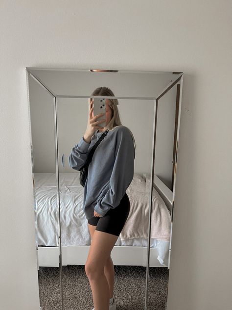 Oversized Sweatshirt And Shorts Outfit, Sweatshirt And Biker Shorts Outfit, Sweatshirt And Shorts, Pretty Fits, Baggy Shirt, Biker Shorts Outfit, Navy Sweatshirt, Clean Girl Aesthetic, Sweatshirt Oversized