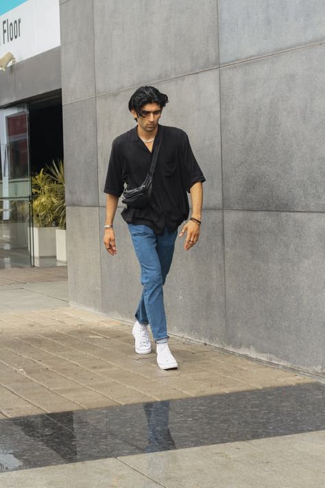 Black Shirt Blue Jeans Outfit Men, Black Oversized Tshirt Outfit Men, Black Baggy Jeans Outfit Men, Blue Jeans Streetwear, Black Shirt Blue Jeans, Blue Denim Outfits, Black Shirt Outfit Men, Black Tshirt Outfit, Blue Outfit Men