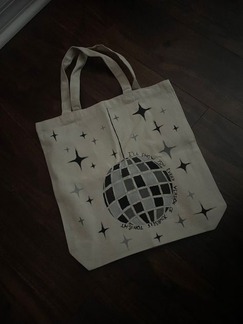 Painted Canvas Bags Aesthetic, Taylor Inspired Painting, Tot Bag Painting Ideas Aesthetic, Mirrorball Painting Taylor Swift, Painted Bags Ideas Aesthetic, Taylor Swift Inspired Tote Bag, Taylor Swift Bag Ideas, Painting Bags Aesthetic, Taylor Swift Tote Bag Painting