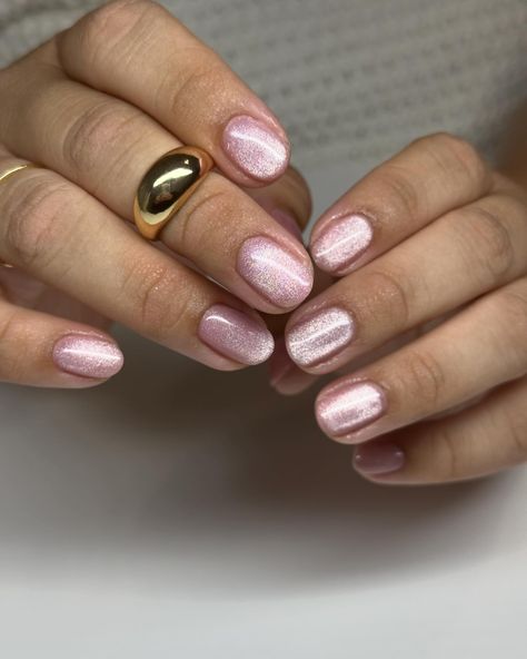 Love a pink cat eye 💕 • • • • • #cateyenails #naturalnails #pinknails #magneticnails Natural Cat Eye Nails, Cat Eye Pink Nails, Short Nails Cat Eye, Cat Eye Short Nails, Cat Eye Nails Pink, Fall Cat Eye Nails, Cat Eye Effect Nails, Pink Cat Eye Nails, Cats Eye Nails