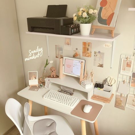 Cute Minimalist Desk Setup, Office Desk Aesthetic Woman, Desk Aesthetic Inspiration Bedroom, Cute Desk Setups, Aesthetic Desk Setup Korean, Desk Inspo Minimalist, Desk Inspiration Bedroom, Korean Desk Aesthetic, Minimalist Desk Ideas