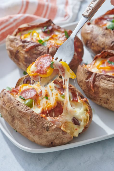 Loaded Jacket Potato, Healthy Jacket Potato Fillings, Simple International Recipes, Jacket Potato Fillings Ideas, Stuffed Potato Recipes, Unique Potato Recipes, Unique Pizza Recipes, Potato Ideas, Potato Baked