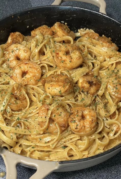 Garlic Butter Fettucine and Shrimp - What's Mom Cookin' Best Dinners, Food Babe, Delicacy Food, Food Therapy, Yummy Comfort Food, Garlic Butter, Food Obsession, Interesting Food Recipes, Pretty Food