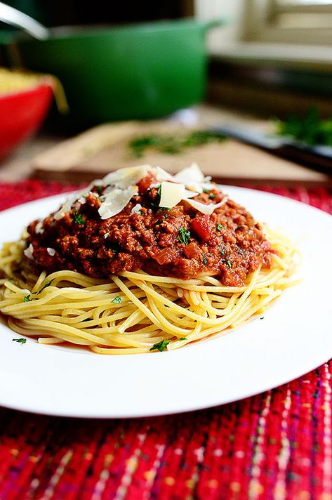 Pioneer Woman spaghetti sauce This is about the BEST spaghetti sauce I have ever had! Pioneer Woman Spaghetti Sauce, Meaty Spaghetti Sauce, Sauce Spaghetti, Homemade Spaghetti Sauce, Homemade Spaghetti, Pioneer Woman Recipes, Spaghetti Bolognese, Think Food, Meat Sauce