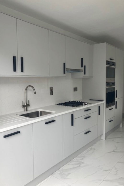 Cash & Carry kitchens Light Grey Modica Customer Kitchen Light Grey Kitchen Black Handles, Grey Kitchen Black Handles, White And Grey Kitchen, Light Grey Kitchen, Black Kitchen Handles, Kitchen Book, White Worktop, Light Grey Kitchens, White Cupboards