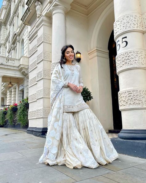 15.4k Likes, 241 Comments - ANNAM AHMAD (@annam.ahmad) on Instagram: “Tera raasta ve nange pair turna ve 🕊” Off White Garara Suits, White Garara Suit, Kaftan Dress Outfit, Wedding Gharara, White Sharara Suit, Shadi Outfits, White Sharara, Minimal Embroidery, Nikkah Bride