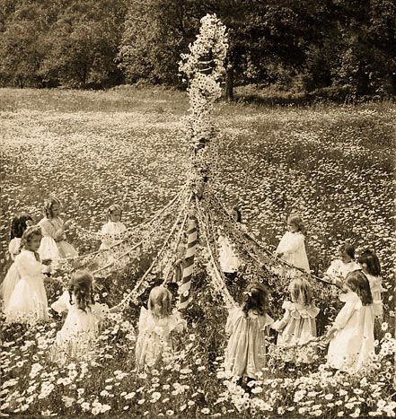 ULLABENULLA: HAPPY MAY DAY! Vintage Foto's, Fun Facts For Kids, May Days, Welcome Summer, Happy May, May Day, Facts For Kids, Beltane, Summer Solstice