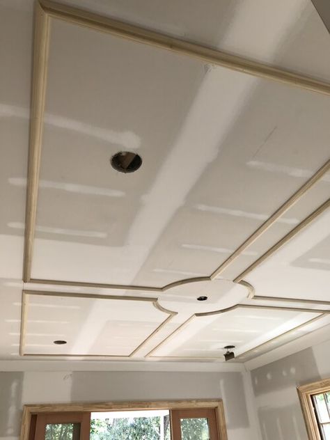 Ceiling Trim Design Ideas, Office Trim Ideas, Ceiling Edge Ideas, Ceiling Design Master Bed, Wood Trim Ceiling Design, Decorative Ceiling Moulding, Victorian Crown Molding Ceiling Detail, Ceiling Trellis Interior, Detailed Ceiling Ideas