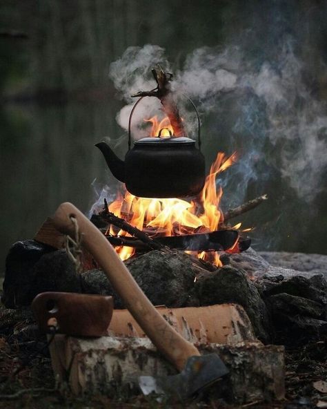 Camping Kettle, Camping Photography, Camping Aesthetic, Bushcraft Camping, Image Nature, Pacific Crest Trail, Survival Food, Camping Outfits, Camping Ideas