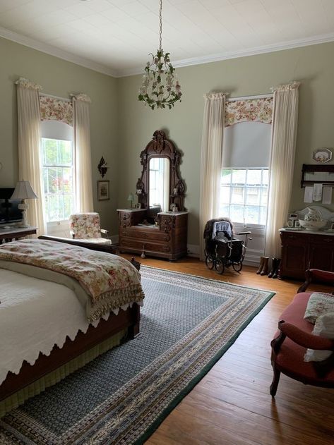 Curtains Room Ideas, Old Timey Bedroom, Traditional Bedroom Aesthetic, Antique Room Ideas Bedrooms, Lots Of Rugs On Floor, Period Bedroom Ideas, Old Fashioned Bedroom Ideas, Simple Victorian Bedroom, Antique Bedroom Ideas Victorian