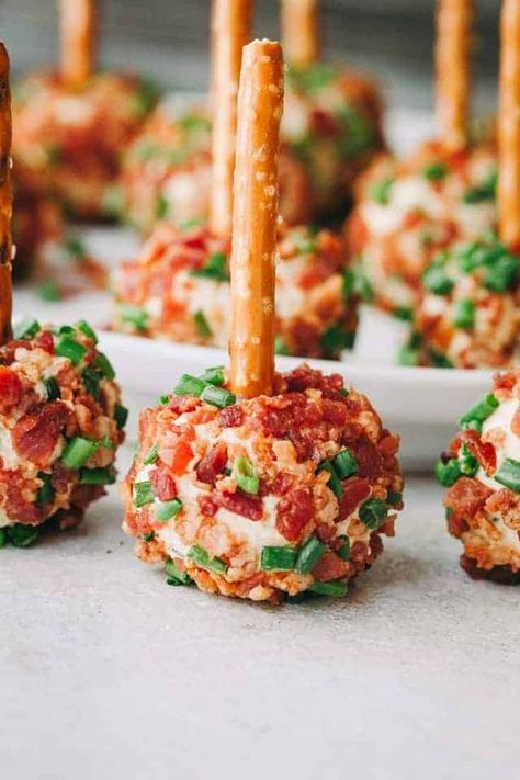 100 Delicious New Year's Eve Appetizers that'll Make you Say, "Can't Wait for the Next Party!" - Hike n Dip Fingerfood Recipes, Cheese Balls Recipe, Cheese Ball Recipes Easy, Baked Appetizers, Cheese Recipes Appetizers, New Year's Eve Appetizers, Fingerfood Party, Bacon Appetizers, Bite Size Appetizers