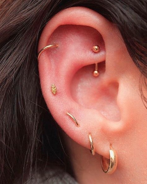 Orbital Piercing Ideas, Lobe Orbital Piercing, Orbital Piercing Lobe, Orbital Lobe Piercing, Double Orbital Piercing, Orbital Ear Piercings, Vertical Lobe Piercing, Mid Ear Piercing, Mid Helix Piercing Ideas