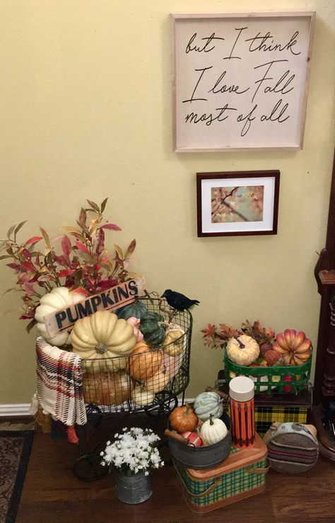 Decorating With A Picnic Basket, Vintage Fall Vignettes, Picnic Basket Decor, Autumn Cottage, Fall Picnic, Fall Vignettes, Thanksgiving Decorations Diy, Picnic Baskets, Fall Stuff