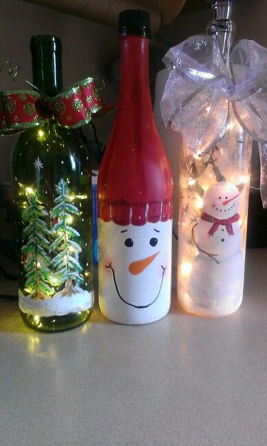 Are you looking for some fun and quirky ways to decorate your home this Christmas? Here we look at 32 awesome ways to put the magic into Christmas. Wine Craft, Christmas Wine Bottles, Wine Bottle Art, Painted Wine Bottles, Wine Bottle Diy, Lighted Wine Bottles, Glass Bottle Crafts, Wine Bottle Decor, Wine Bottle Crafts