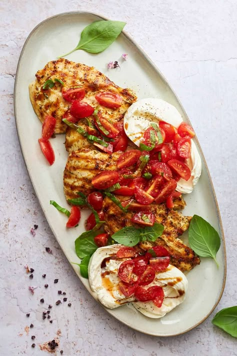 Tomato Basil Chicken with Burrata Chicken With Burrata, Burrata Chicken, Tomato Basil Chicken, Mediterranean Diet Recipes Dinners, Food Dolls, Greek Lemon Chicken, Caprese Chicken, Grilled Tomatoes, Basil Chicken