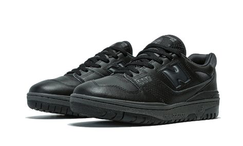 New Balance nous dévoile une nouvelle déclinaison sombre et monochrome de son modèle rétro à succès. 
La New Balance 550 Triple Black ﻿arbore une structure en cuir noir mat qui s'étend sur tout le long du upper. Les branding "N" et 550 se parent de noir ton sur ton qui s'accorde à la semelle intermédiaire. Des touches de gris foncé apposées sur les inscriptions de la languette peaufinent le design de Steven Smith. 
Aux antipodes de la White Grey, cette nouvelle 550 offrira un look sobre et éléga Steven Smith, 70s Converse, Nike X Travis Scott, Ugg Ultra Mini, Converse Run Star Hike, 90s Runway, Balance 550, Converse Run, Converse Run Star