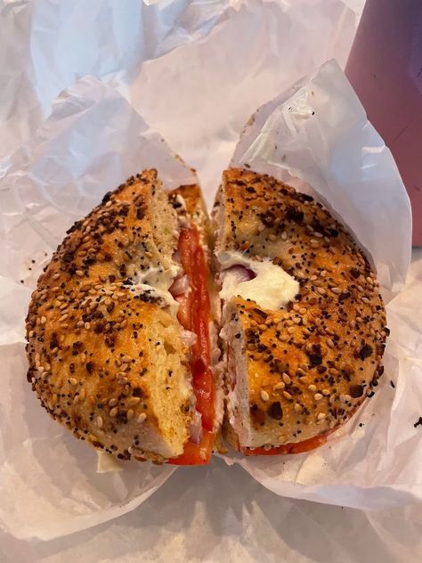 Cream Cheese And Tomato, Cream Cheese Bagel, Bagel With Cream Cheese, Bagel Spread, Onion Bagel, Cheese And Tomato, Cheese Bagels, Bagel Cream Cheese, Everything Bagel