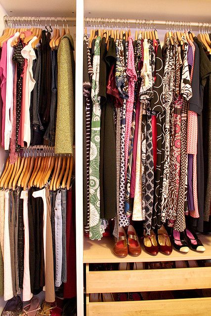 closet organization - top and bottom rods for shorter items = huge space saver.  again ikea pax system. Ideas Para Organizar Ropa, Dorm Things, Lots Of Clothes, Dorm Life, College Stuff, Dorm Ideas, Master Closet, True Life, Closet Ideas