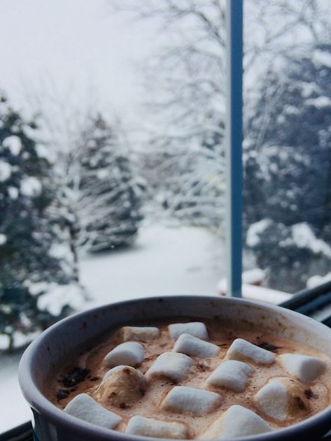 #winter #photography #drinks #hotchocolate #snow #snowing #tumblr We Heart It Christmas, Flat Leather Sandals, Christmas Aesthetic Wallpaper, Chocolate Caliente, Christmas Feeling, Winter Love, Winter Wallpaper, Christmas Mood, Winter Aesthetic