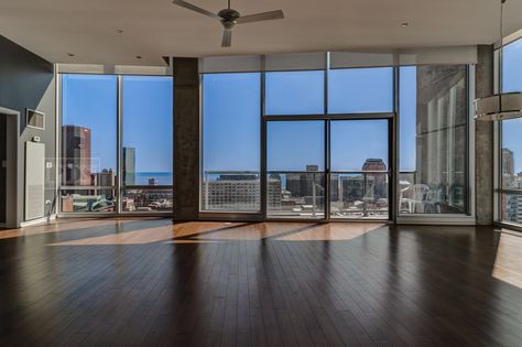 This 31st floor apartment in the South Loop has city views to inspire with floor to ceiling windows and hardwood floors | Domu Chicago Apartments Floor To Ceiling Windows Apartment, Apartamento New York, Chicago Apartments, City View Apartment, Apartment View, Chicago Apartment, High Rise Apartments, Floor Apartment, Apartment Goals