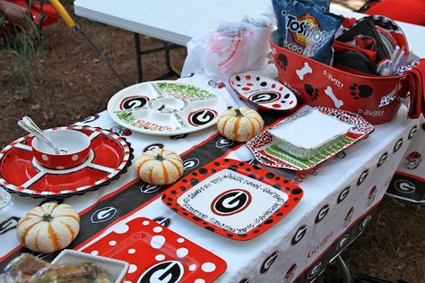 Georgia Bulldogs Party Ideas, Faux Curtains, Uga Tailgate, Georgia Tailgate, Georgia Bulldogs Decor, Tailgate Ideas, Georgia Bulldawgs, Bulldog Decor, Birthday Balloons Pictures