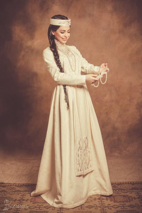 Lebanese Clothing, Lebanese Wedding Dress, Armenian Clothing, Lebanese Women, Armenian Wedding, Lebanese Wedding, Armenian Culture, Medieval Clothes, Persian Fashion