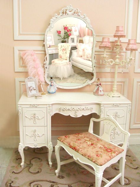 Interior Design How To: Get that Shabby Chic Look - Lulus.com Fashion Blog Camera Shabby Chic, Commode Shabby Chic, Shabby Chic Decorating, Shabby Chic Vanity, Makeup Vanities, Styl Shabby Chic, Cottage Shabby Chic, Shabby Chic Stil, Estilo Shabby Chic