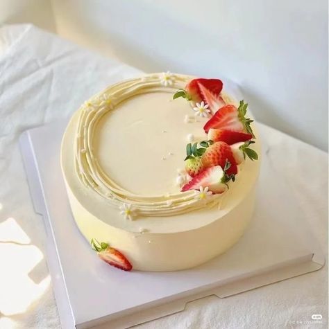 Strawberry Cake Designs, Strawberry Decorated Cake, Cake Design Trends, Japanese Birthday Cake, Modern Christmas Cake, Cake Decorating Ideas Christmas, Christmas Cake Design, Christmas Cake Decorating Ideas, Christmas Cake Decorating