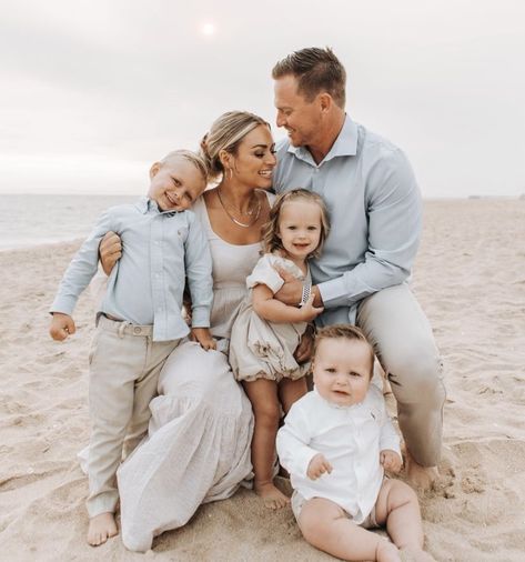 Extended Family Beach Photos, Blended Family Pictures, Milkshake Photography, Family Beach Pictures Outfits, Neutral Family Photos, Beach Photoshoot Family, Romantic Couple Poses, Newborn Family Photos, Family Photoshoot Outfits