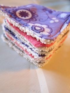 Terry Cloth Sewing Ideas, Diy Face Cloths, Diy Make Up Remover Pads Reusable, Face Pads Diy, Terry Cloth Projects, Syprosjekter For Nybegynnere, Diy Makeup Remover Wipes, Diy Makeup Remover Pads, Makeup Remover Recipe