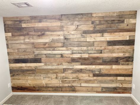 Wood Accent Wall Bedroom, Arizona Room, Wooden Pallet Wall, Pallet Accent Wall, Wooden Accent Wall, Wood Wall Design, Wood Plank Walls, Wood Pallet Wall, Fa Fal