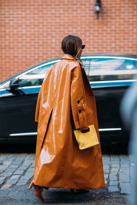 Trench Coat Style, Langer Mantel, Looks Street Style, Raincoats For Women, Orange Is The New Black, Coat Design, Street Style Inspiration, Fashion Weeks, Fashion Week Street Style