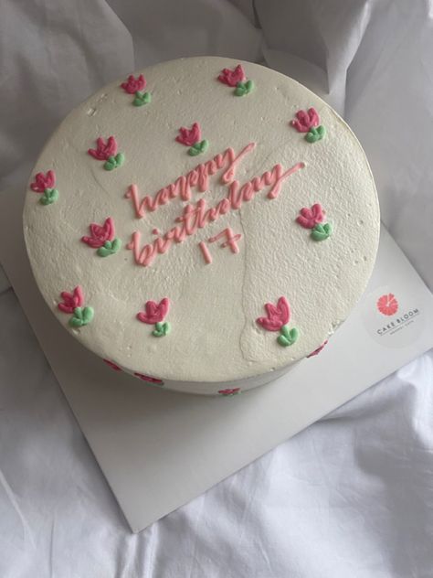 cake 15 Aesthetic Cake, Birthday Cake Ideas Easy Simple, 17tg Birthday Cake, 13 Yo Birthday Cake, Aesthetic Bday Cake Ideas, Message Cake Ideas, Fourteenth Birthday Cake, Birthday Cakes 14th Girl, 17th Birthday Ideas Girl