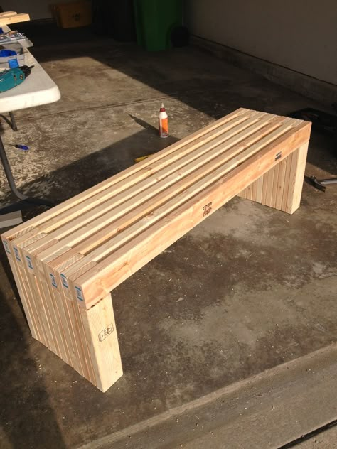 Diy Patio Bench, Simple Garden Furniture Ideas, Diy Patio Ideas, Diy Bench Seat, Diy Bank, Outdoor Bench Seating, Taman Diy, Wood Bench Outdoor, Diy Wood Bench