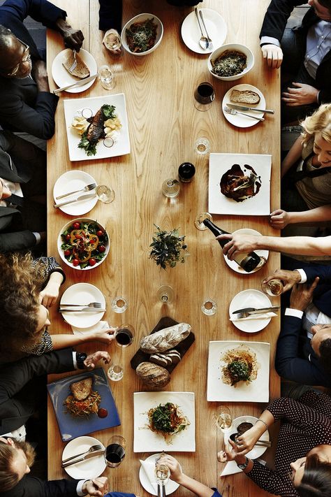 Tips for hosting a phone-free gathering this holiday season | holiday entertaining hacks and inspiration People Gathering, Restaurant Inspired Recipes, Lunch Catering, Vanilla Scented Candles, Copycat Restaurant Recipes, Banana Oatmeal, Sweet Smell, People Eating, Party People