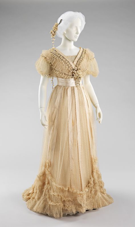 Wedding Dress, Mme. Jeanne Paquin (French, 1869–1936) for the House of Paquin (French, 1891–1956): 1910, French, silk, cotton, beads. Marking: Woven in pink on ivory petersham: "Paquin/Paris/ 3. Rue de la Paix/London/ 39, Dover Street" Handwritten on back of petersham: "M. Constable/blanc" Edwardian Dresses, Jeanne Paquin, Gaun Abad Pertengahan, Historical Gowns, Fashion 1910, Edwardian Wedding, Cherry Orchard, Historical Costuming, 1910s Fashion