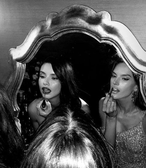 Adriana Lima Cindy Kimberly, Foto Casual, Vanity Fair Oscar Party, Friend Goals, Alessandra Ambrosio, Black And White Aesthetic, Friend Photoshoot, Foto Pose, Foto Inspiration