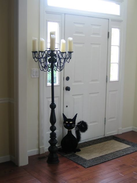 Elaine a fellow pinner sent me this tutorial, for sure I am making, thanks Elaine Diy Candelabra, Halloween Candelabra, Floor Candelabra, Old Chandelier, Hallowen Ideas, Casa Halloween, Old Lamps, Theme Halloween, Halloween Props