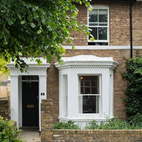 Take-a-look-inside-this-London-Victorian-semi-with-a-modern-edge-exterior London Terrace House Interior, Victorian Terrace House Exterior, Victorian House Bedroom, Terraced House Exterior, English House Exterior, Modern Victorian Decor, Victorian Front Garden, Terrace House Design, London Terrace House