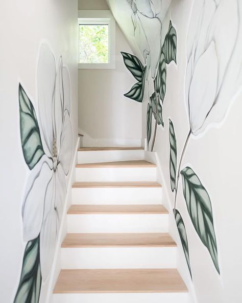 Mural Painted on Narrow Staircase Painted Wight How To Decorate Staircase Wall, How To Paint Stairwell, Narrow Stairway Decorating, Stairway Paint Ideas, Stairwell Decorating Ideas, Decorate Staircase Wall, Staircase Painted, Staircase Walls, Decorating Stairway Walls